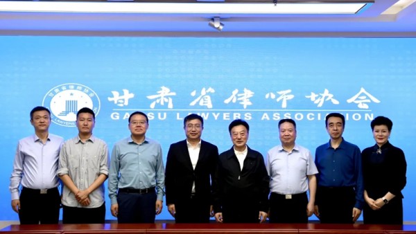 9月26至28日，天津市律师协会会长牛同栩一行来耀彩网考察交流。省律师协会会长赵耀热情接待了考察团一行并主持召开座谈会。座谈会上，赵耀对牛会长来访表示热烈的欢迎。双方就甘肃赴天津的青年律师结对