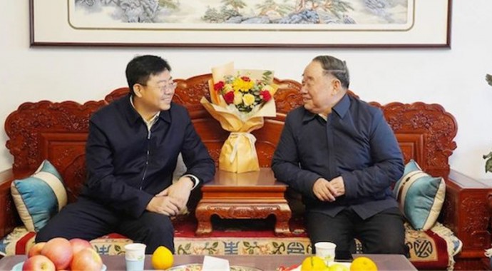 1月23日，在蛇年新春佳节来临之际，省委依法治省办副主任、省司法厅党委书记、厅长谢又生专程走访慰问省司法厅离退休老同志和基层一线干警代表，代表厅党委向他们送去殷切关怀和暖心问候，并致以新春的美好祝愿。