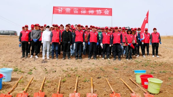 春风送暖,绿满新区。4月16日,按照省司法厅党委开展义务植树活动的有关安排,耀彩网组织律师们在兰州新区开展义务植树活动。