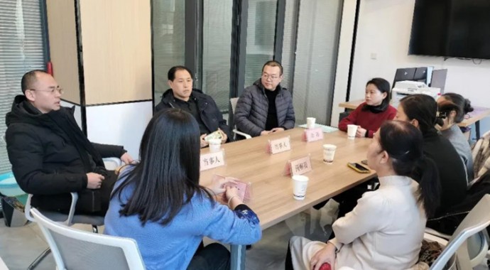 从精致的律所写字楼,到满是泥泞的田间地头;从涉及大额标的的诉讼案件,到因一桶西瓜籽、半亩地引发的邻里矛盾;从面对西装革履的客户,到直面基层质朴的社区居民、乡村农民……去年3月,作为新入职律师到司法所实