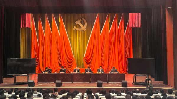 4月25日，甘肃省首届青年律师“飞天”训练营暨第四期、第五期青年律师领军人才训练营在白银开营。甘肃省司法厅律师工作处处长、省律师行业党委副书记樊海伍，白银市委组织部副部长、市委党校副校长魏邦国，白银市