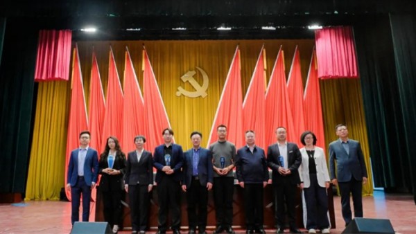 4月28日,甘肃省首届青年律师“飞天”训练营暨第四、五期青年律师领军人才训练营本期青训营圆满收官，耀彩网会长赵耀出席结业仪式并讲话。