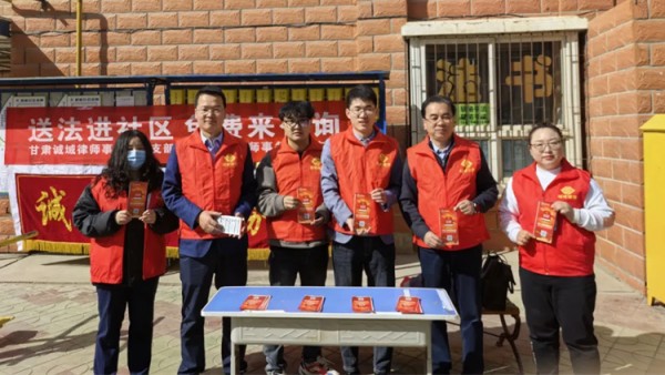 近年来，甘肃诚域律师事务所党支部坚持抓党建带所建促发展，紧紧围绕服务全省经济社会发展大局，积极开展共建联建，探索推进融合发展方式方法，强化公益法律服务，展现社会责任担当，取得了良好成效。