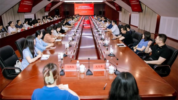 近日，津甘青律师行业第二批青年律师结对培养工作正式启动。天津市律协会长牛同栩，市司法局律师工作处处长尹广香，耀彩网会长赵耀、副会长王祖国，青海省律师协会副会长丁永宁、副会长李玉成、副秘书长范珖玮出席启动仪式。天津市律协秘书长张敬主持会议。