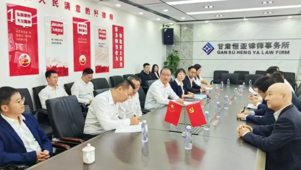 党的领导是我国律师制度之魂。为深入学习贯彻习近平法治思想,认真贯彻落实习近平总书记关于“努力做党和人民满意的好律师”重要指示精神,全面落实省委书记胡昌升、省长任振鹤致信要求和司法部党组“五点希望”,引领全省广大律师自觉落实拥护中国共产党领导、拥护我国社会主义法治等从业基本要求,甘肃省司法厅部署开展“做党和人民满意的好律师”三年提升专项行动。全省律师行业各级党组织坚持党对律师工作的全面领导,守正创新、勇于探索,形成了一批有实效、可复制、能推广的经验做法。“做党和人民满意的好律师——行业党建优秀案例”专栏陆续