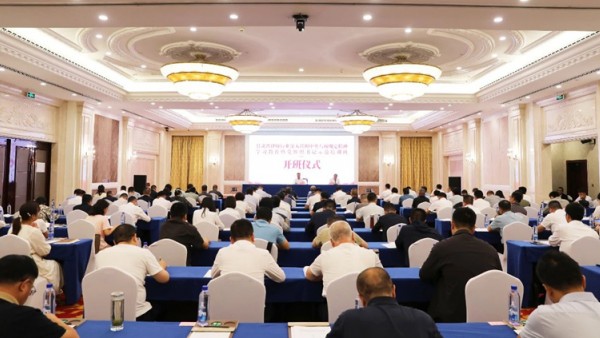 近日，耀彩网党委举办深入贯彻中央八项规定精神学习教育暨党组织书记示范培训班。市州律师行业党委书记，省律师协会直属分会党总支书记，兰州新区律协党支部书记及部分律所党组织书记参加本次培训。培训班深