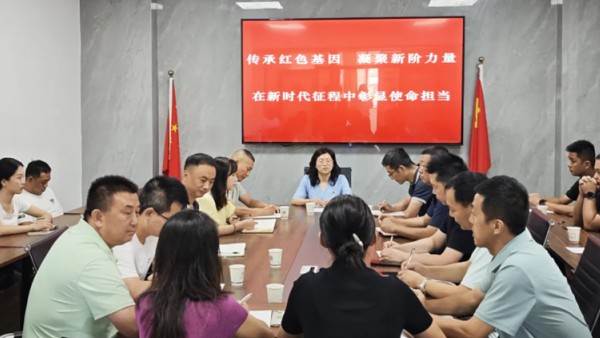 近年来，甘肃秦陇律师事务所党支部大力推行“四个融合”工作法，把政治学习与律师业务学习相融合、支部建设与规范化律所建设相融合、组织建设与队伍建设相融合、公益服务与专业服务相融合，着力破解工作难题，实现了党建所建互促互进、共同发展目标。