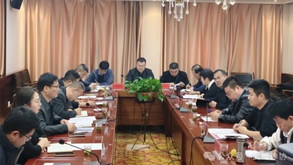 2025年3月22日下午,武威市律协召开五届理事会第二次全体会议。市司法局律师科负责人出席会议,市律协会长陈守安主持会议,市律协监事席建军列席会议,市律协会长班子成员及理事参加会议。