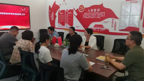 为进一步规范律师服务收费行为,维护法律服务市场秩序,保障当事人合法权益,根据《嘉峪关市律师协会关于开展律师事务所收案收费专项检查活动实施方案》的部署,2025年7月21日至22日,嘉峪关市律师协会第五检查组对甘肃明昊律师事务所、甘肃润物律师事务所、甘肃执剑律师事务所开展了收案收费专项检查督导工作。