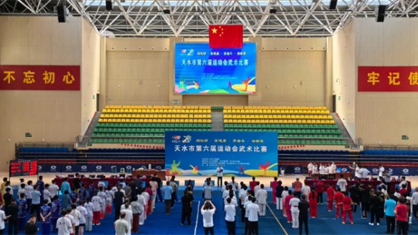 为深入实施《“健康中国2030”规划纲要》和《体育强国建设纲要》,进一步推动全民健身运动,增强全民身体素质,提升人民生活品质,2025年8月9日至11日,天水市第六届运动会武术比赛在武山县体育馆隆重举行。本次比赛吸引了来自全市各行各业的武术爱好者同台竞技,展现中华传统武术的魅力。