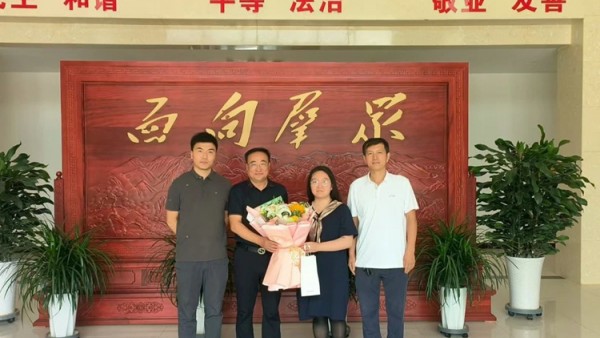 “青年律师西部锻炼计划”是司法部组织的一项重要工作。青年律师肩负着组织的信任与重托，在躬身实践中厚植家国情怀，以扎实的法律素养、精进的专业知识、务实的执业作风，为当地党委政府、广大群众提供法治宣传、法