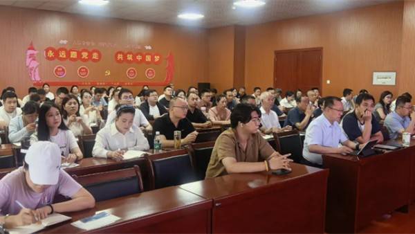 2025年8月24日，天水市律师协会刑事业务专业委员会组织全市91名刑辩律师，在天水市体育中心成功举办了刑事业务培训。本次培训聚焦刑事法律领域的实践技巧，旨在提升全市刑事律师的专业素养和业务水平，为法治天水的建设注入新的活力。