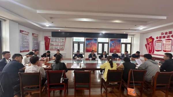 为进一步筑牢未成年人保护法治防线，统筹推进全市法律援助工作有序开展，8 月 30 日上午，天水市律师协会未成年人保护与法律援助专业委员会（以下简称 “专委会”）在市司法局会议室召开 2025 年度工作会议。市律协部分班子成员、专委会全体委员齐聚一堂，共同擘画新年度未成年人保护与法律援助工作蓝图，会议由专业委员会主任梁晨律师主持。