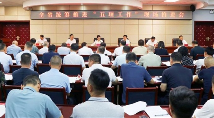 近日，省司法厅在酒泉召开全省统筹推进“五项工作”现场推进会，深入学习贯彻习近平总书记重要指示重要批示精神，全面落实司法部和省委、省政府部署要求，对全省统筹推进“五项工作”进行总结，进一步交流经验、查找不足，鼓励先进、鞭策后进，再压责任、再鼓干劲，不断推进具有甘肃特色的“五项工作”再上新台阶。司法部人民参与和促进法治局局长杜亚玲，省委依法治省办副主任、省司法厅党委书记、厅长谢又生出席会议并讲话。酒泉市委常委、市委政法委书记徐志强出席会议并致辞。