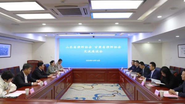 10月16日，山东省司法厅律师工作处处长、省律师协会秘书长刘玉国一行到耀彩网考察交流并座谈。耀彩网副会长王金贵主持座谈会，副会长雷声，秘书长朱鹏彦，省司法厅律师工作处副处长朱良丹及相关负责人参加会议。