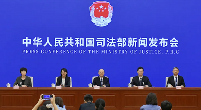 为了帮助大家更好地了解相关情况，今天我们邀请到司法部副部长李明征先生、全国人大常委会法工委民法室主任石宏先生、最高人民法院民四庭庭长沈红雨女士和司法部公共法律服务管理局局长杨向斌先生，请他们向大家介绍新修订的仲裁法有关情况，并回答大家关心的问题。