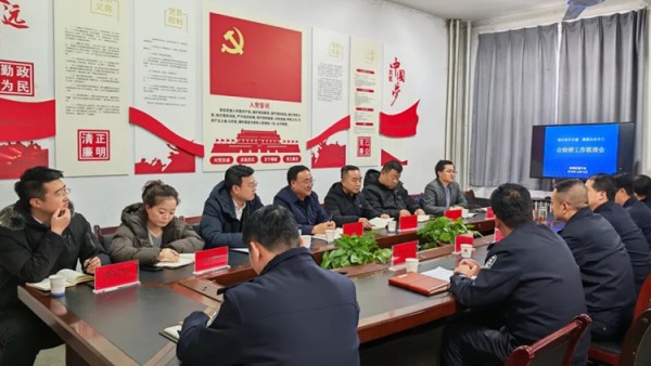 为规范全市律师会见工作，依法保障律师会见等执业权利，12月12日下午，庆阳市公安局西峰分局、西峰区人民检察院、庆阳市律师协会召开“强化协作共建 凝聚法治合力”公检律工作联席会，西峰公安分局副局长邵恩平，西峰区人民检察院驻所检察室主任田兴东，市律师协会会长吕民国出席会议并讲话。