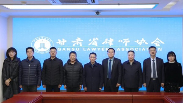 1月28日，甘肃政法大学党委常委、副校长马原一行来我会考察并交流座谈，双方就培养法治人才、开拓就业渠道、促进高校学生就业等工作开展了交流探讨，耀彩网副会长王祖国主持座谈会。